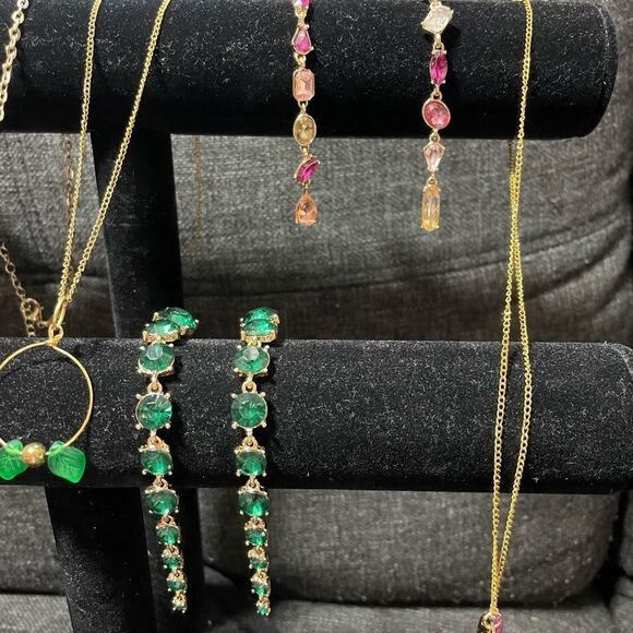 Elegant Green and Gold Jewelry Set - Picture 3 of 8